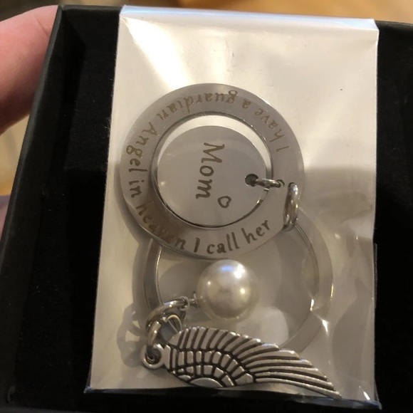 mom memorial key chain With Wing And Pearl - Picture 3 of 6